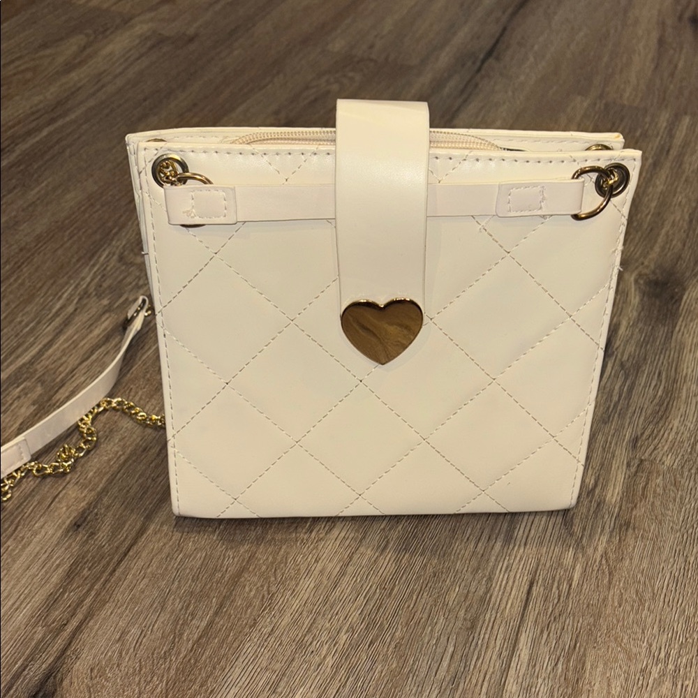 Elegant White Quilted Handbag with Gold Accents